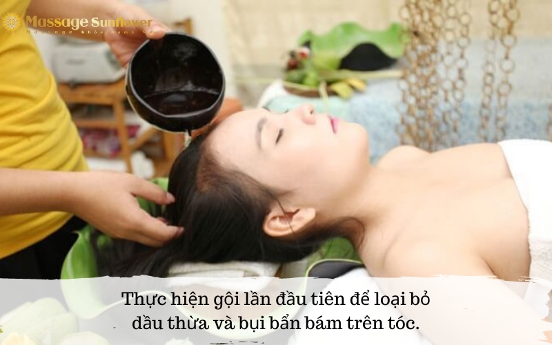 Bước 2 thực hiện lần gội đầu tiên