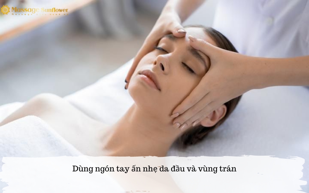 Dùng ngón tay ấn nhẹ da đầu và vùng trán