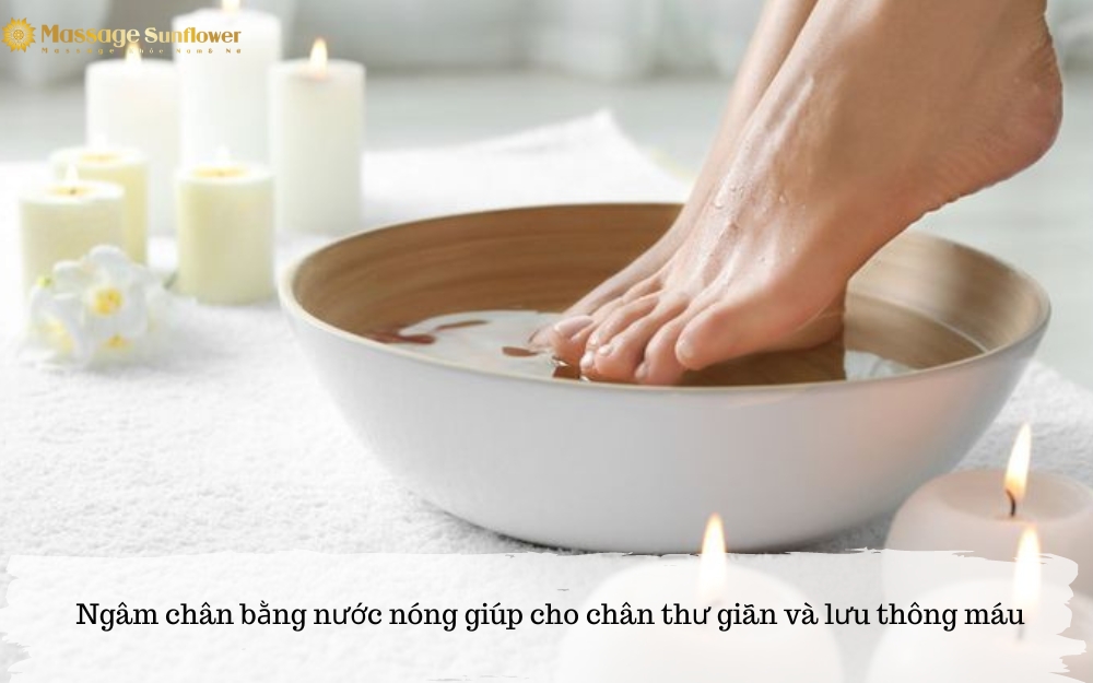 ngâm chân bằng nước nóng giúp cho chân thư giãn và lưu thông máu