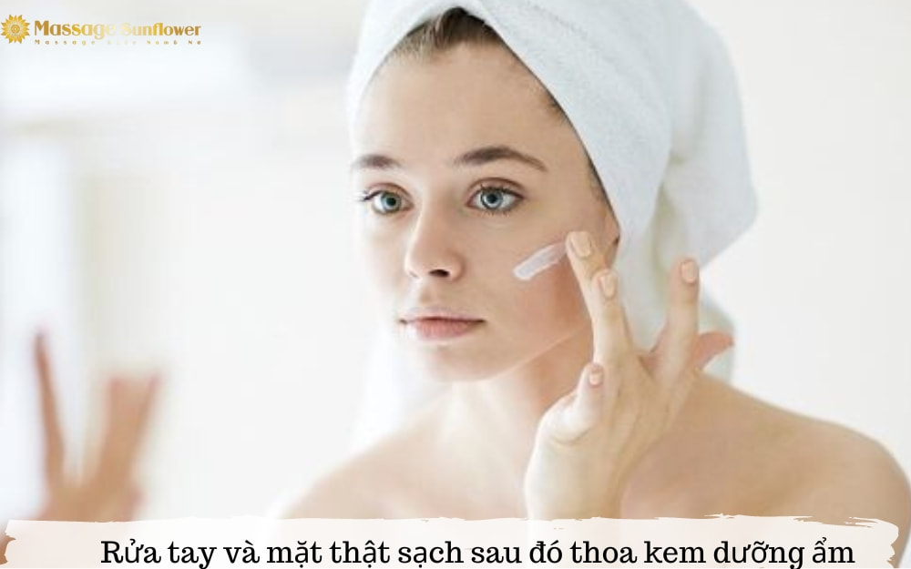 Rửa tay và mặt thật sạch sau đó thoa kem dưỡng ẩm