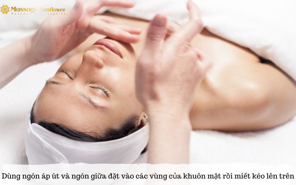 Đặt ngón áp út và ngón giữa đặt vào các vùng của khuôn mặt 