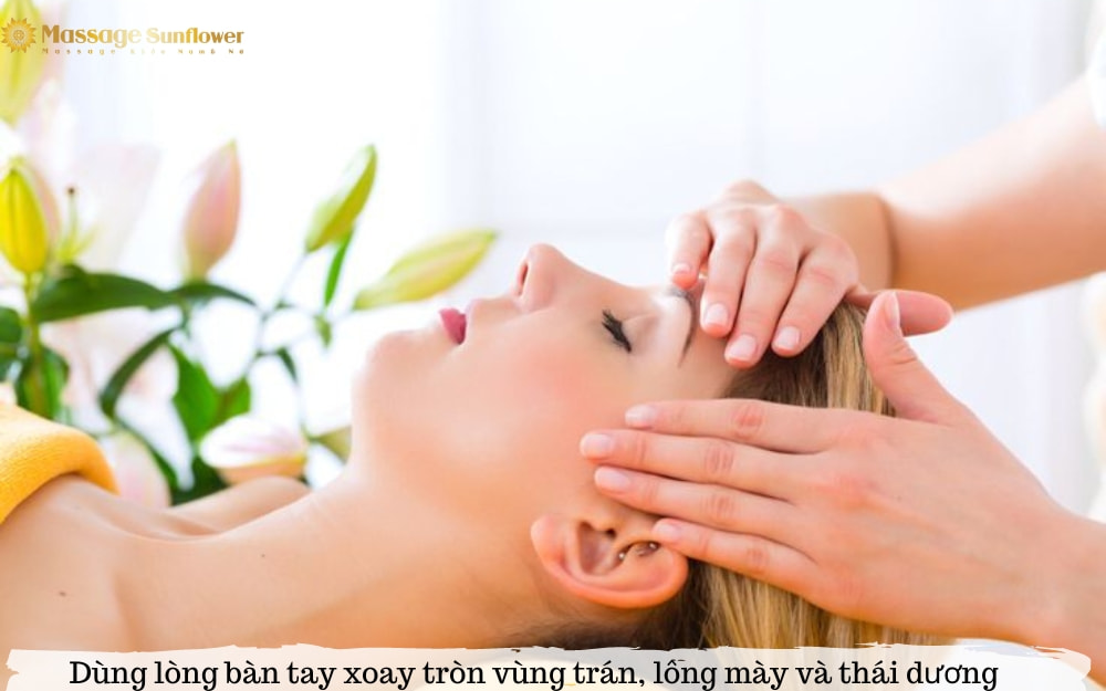 Dùng lòng bàn tay xoay tròn vùng trán, lông mày và thái dương