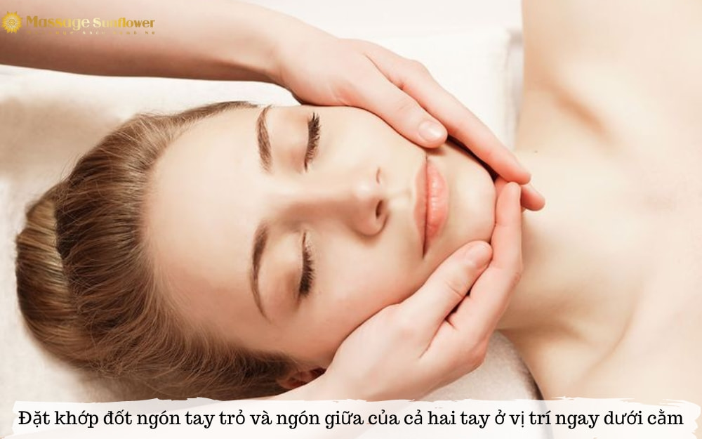 Đặt khớp đốt ngón trỏ và ngón giữa của hai tay ở vị trí ngay dưới cằm