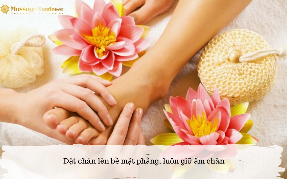 Đặt chân lên bề mặt phẳng, luôn giữ ấm chân