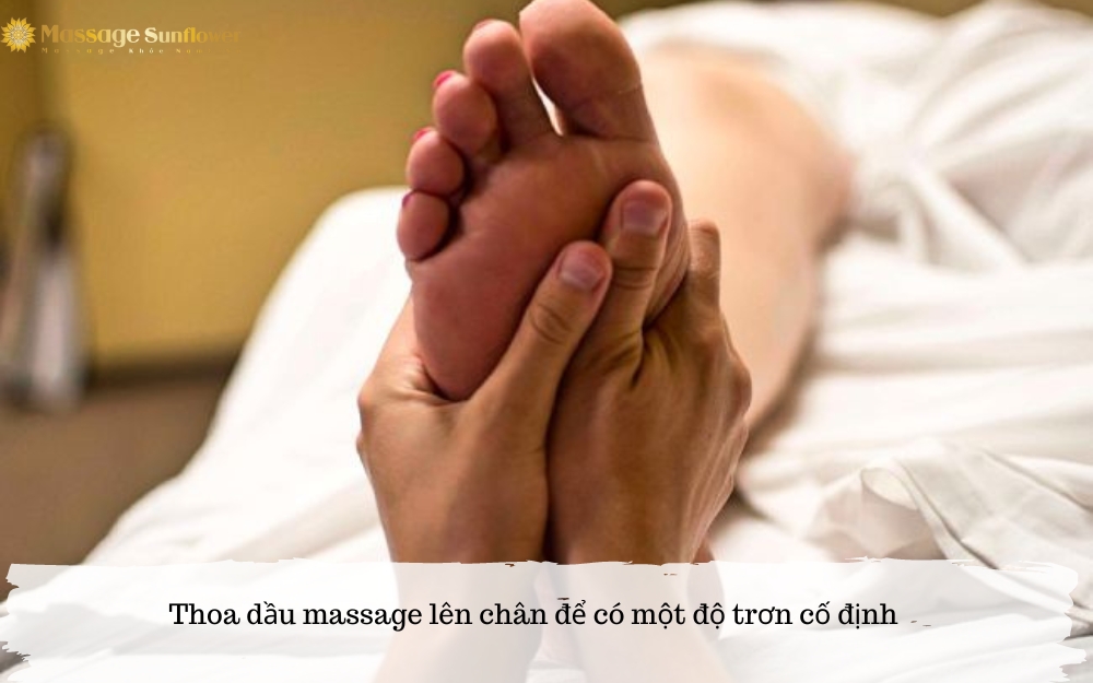 Thoa dầu massage lên chân để có một độ trơn cố định