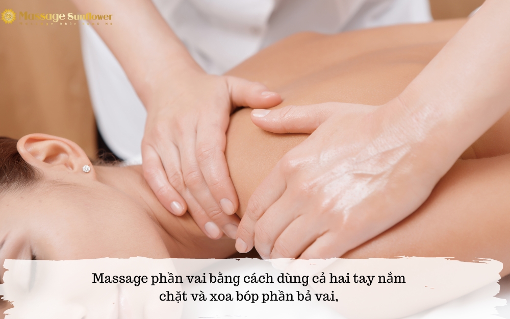 Tiến hàng massage bả vai