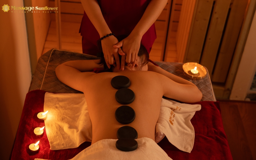 Massage đầu từ thái dương xuống gáy theo đường cong