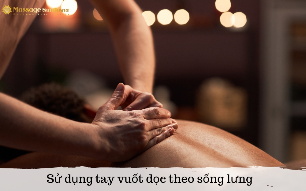 Dùng tay vuốt dọc theo sống lưng giảm căng thẳng cơ bắp vùng lưng