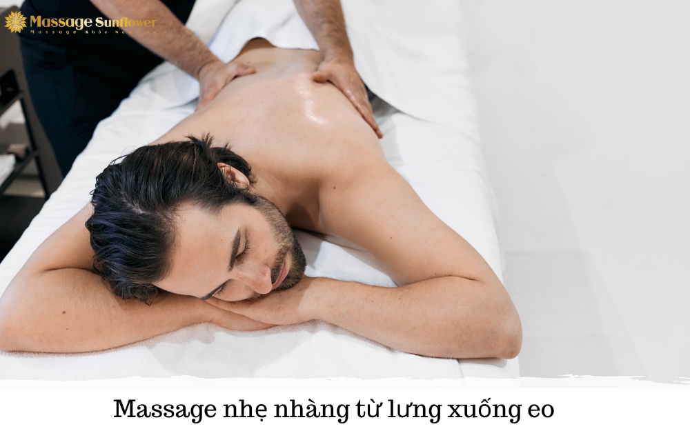 Mát xa thư giãn nhẹ nhàng từ lưng xuống eo nam