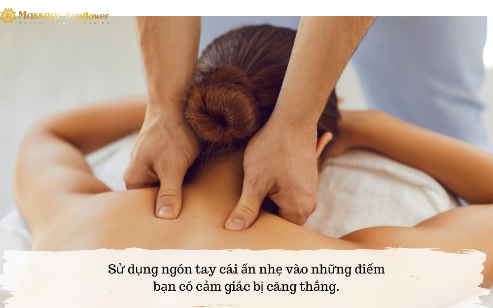 massage vào vùng cơ bị căng