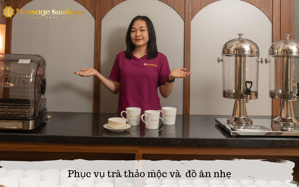 Dịch vụ kèm theo phục vụ trà thảo mộc và đồ ăn nhẹ