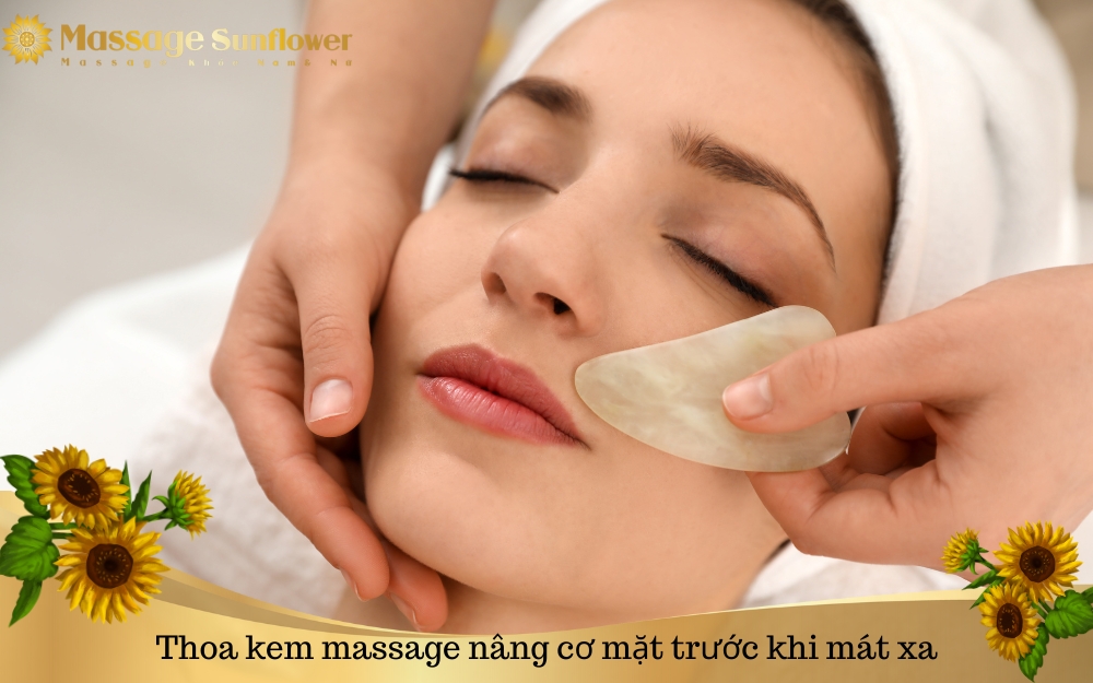 Thoa kem massage nâng cơ mặt