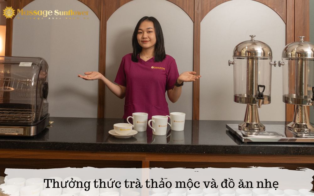 Thưởng thức trà thảo mộc và đồ ăn nhẹ để cơ thể tiếp tục thư giãn trước khi ra về.