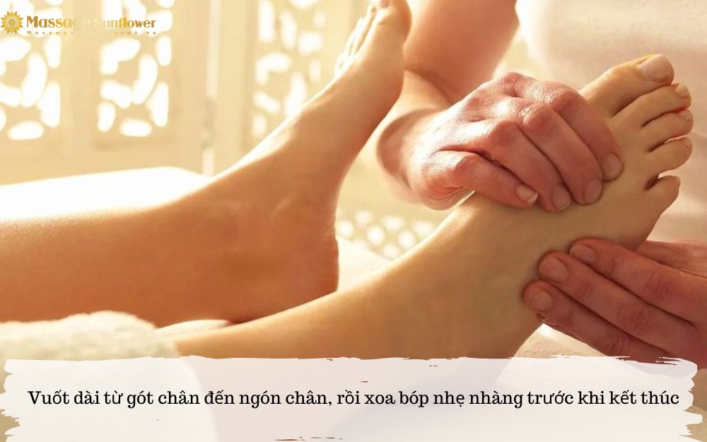 xoa bóp nhẹ bàn chân để kết thúc