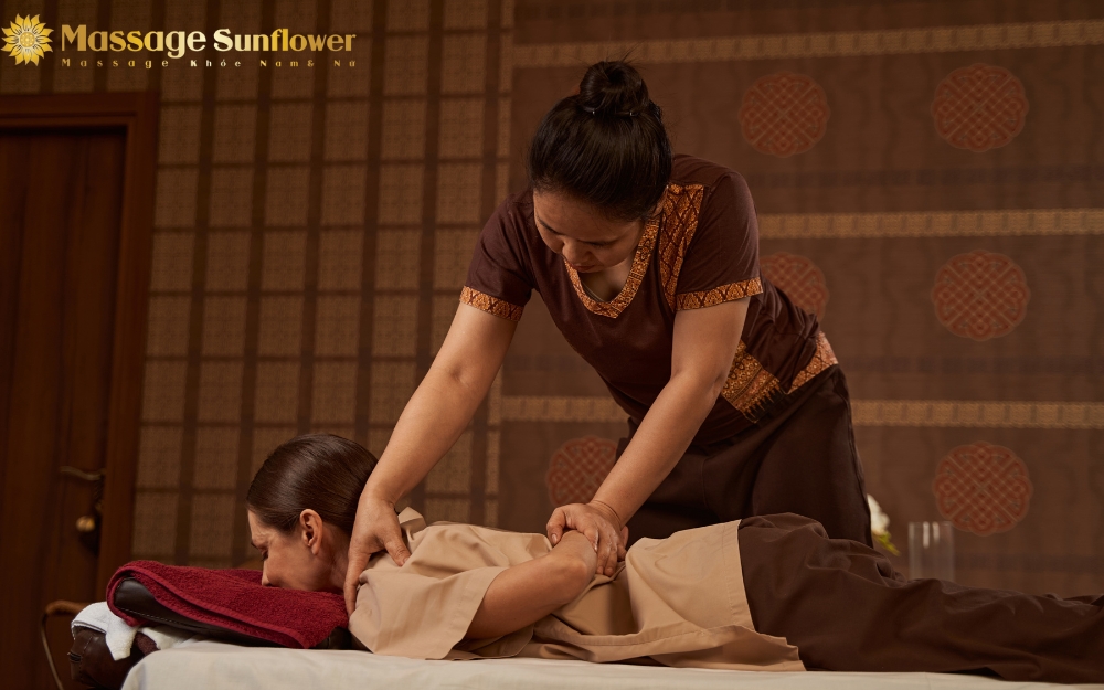 Massage yoga và massage Thái