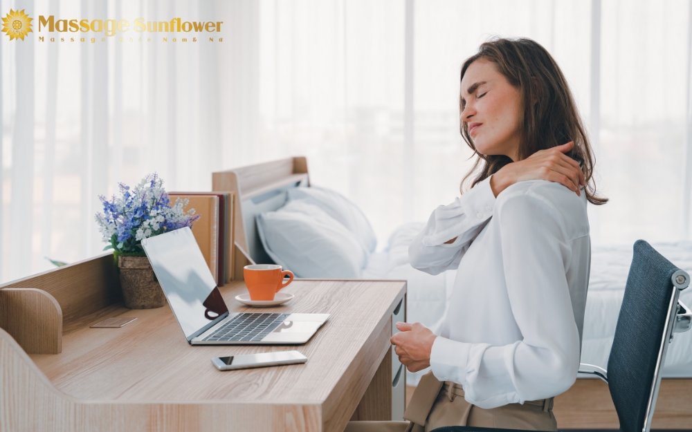 Nhân viên văn phòng ngồi lâu nên massage kết hợp yoga