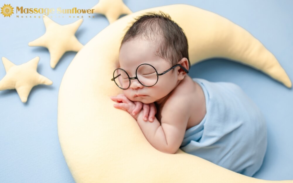 Lợi ích massage bụng cho trẻ sơ sinh