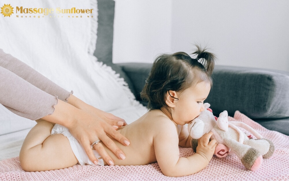 Massage trị táo bón cho trẻ sơ sinh