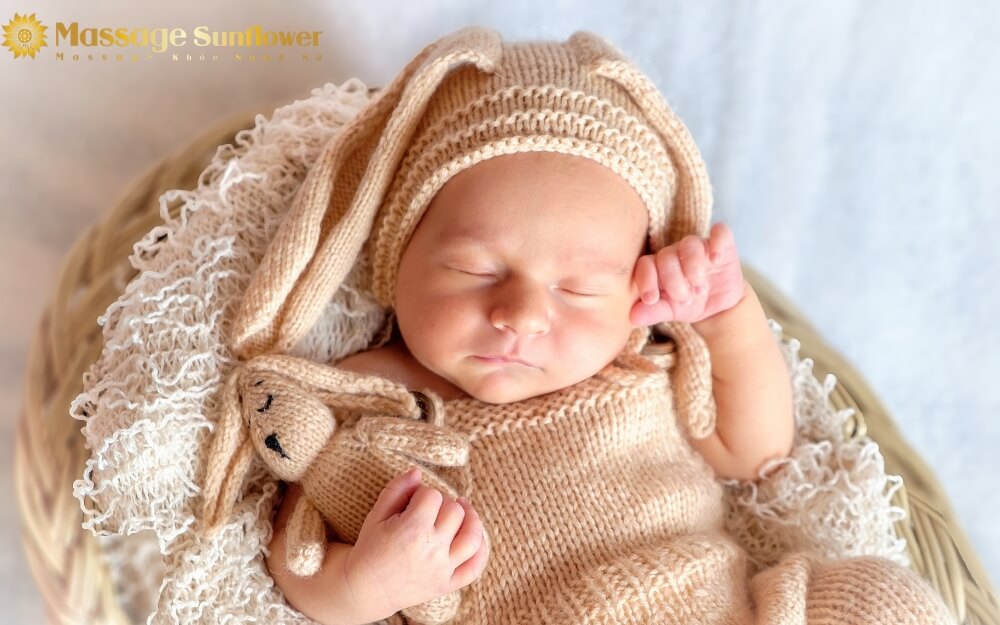 Thời điểm massage bụng cho trẻ sơ sinh