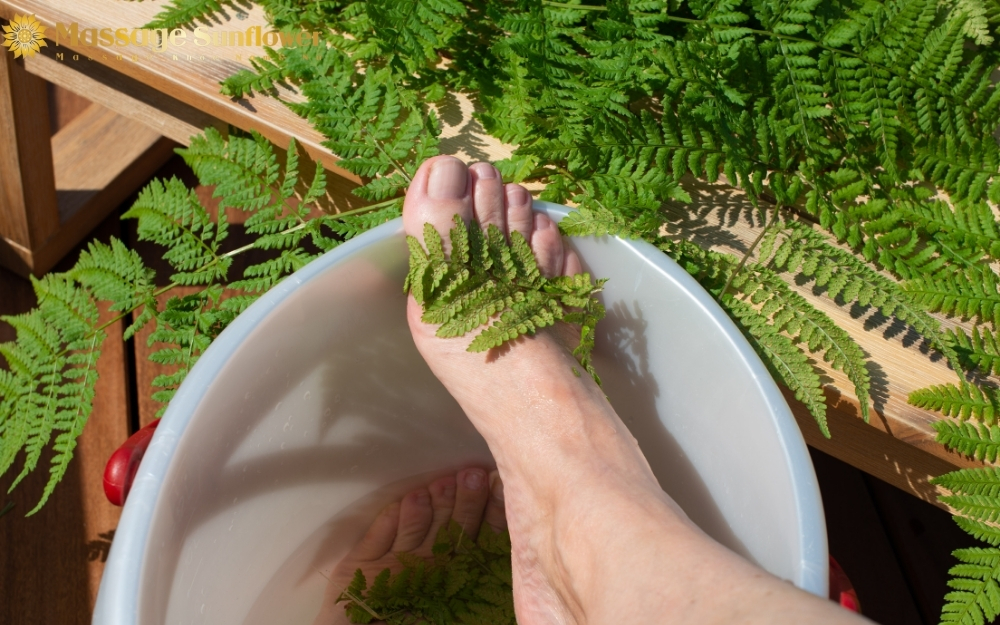 Ngâm chân với thảo dược cách massage làm ấm tử cung